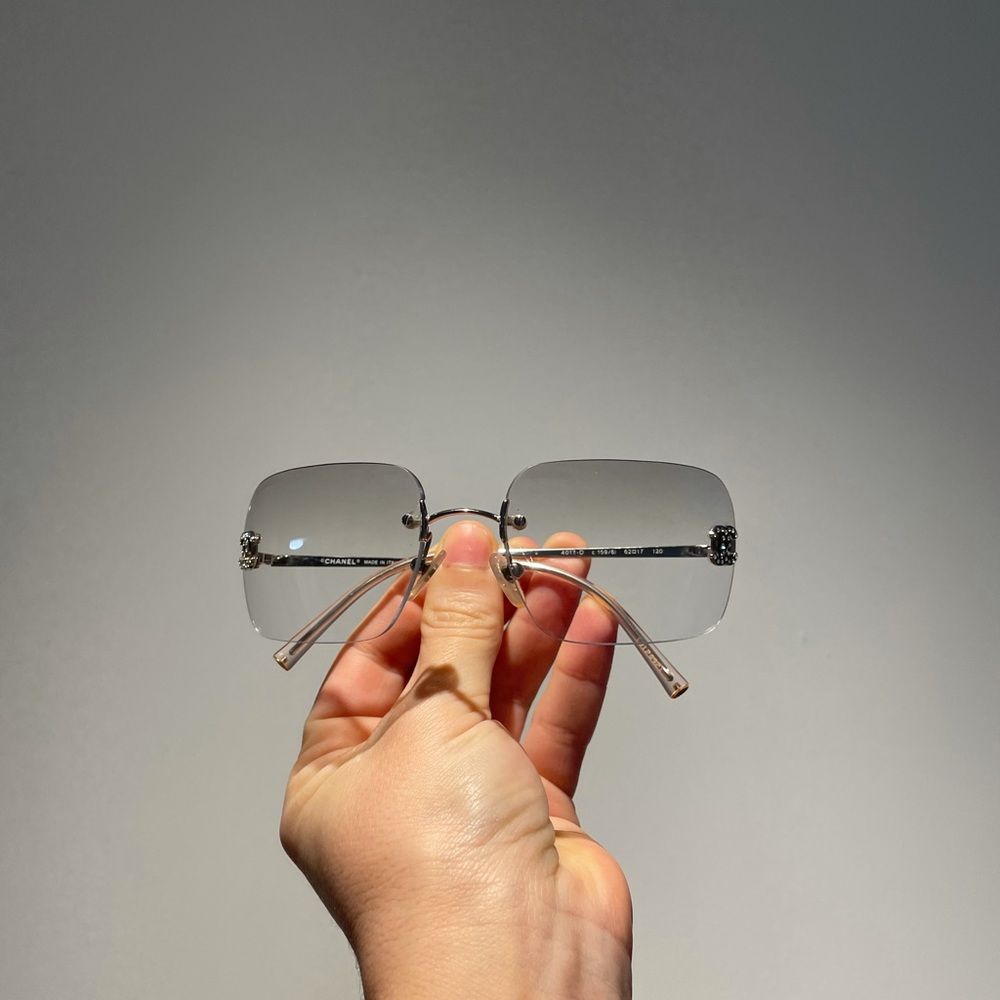🤍 𝑪𝑯𝑨𝑵𝑬𝑳 Vintage Sunglasses. Crystal cc’s. - Picture 10 of 10